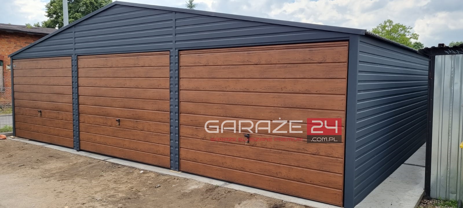 Garaż blaszany PREMIUM 9x5m, grafit mat + orzech, trzy bramy uchylne , wzmocniony profilem zamkniętym ocynkowanym - obrazek 3
