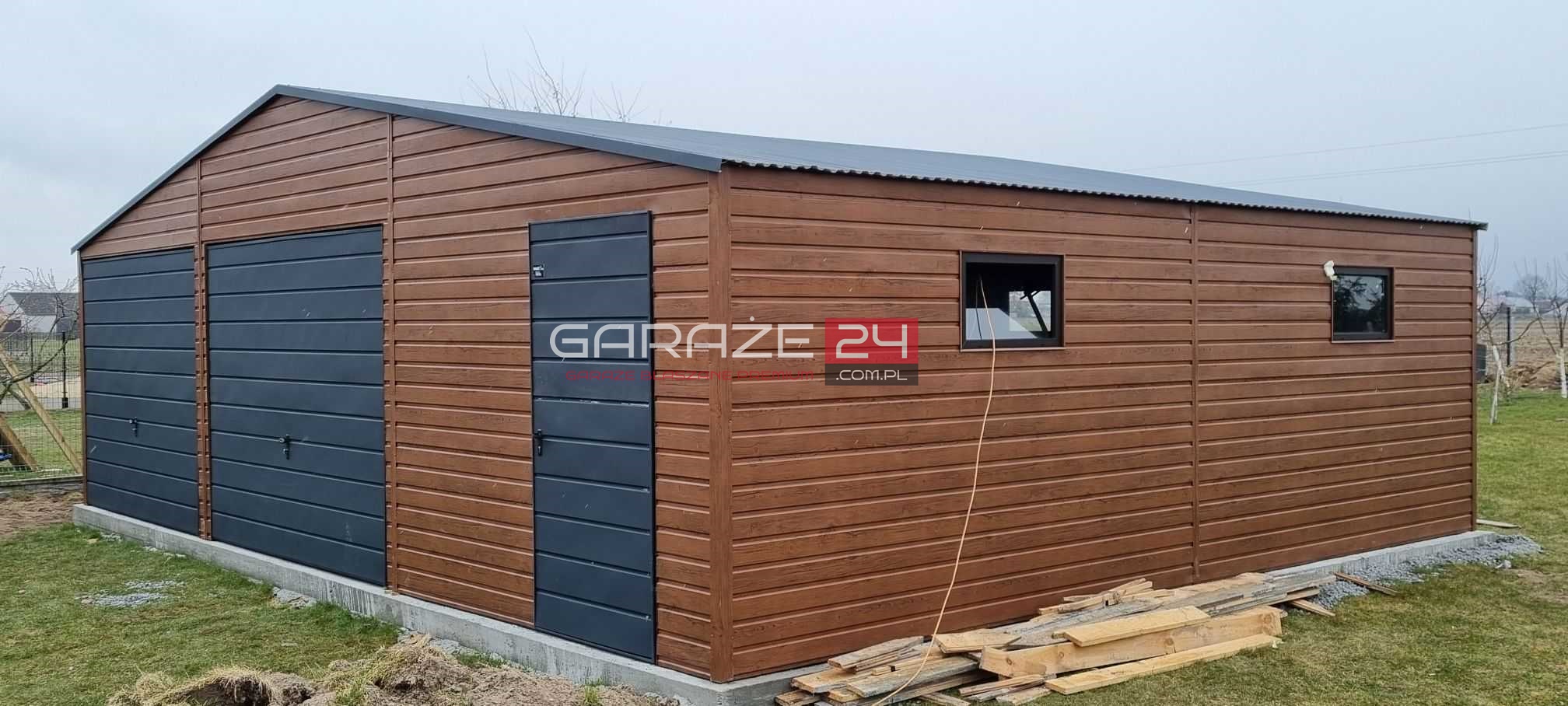 Garaż blaszany Premium 9x7m, ciemny orzech + grafit mat, dwie bramy uchylne, dwa okna, drzwi, wzmocniony profilem ocynkowanym - obrazek 3