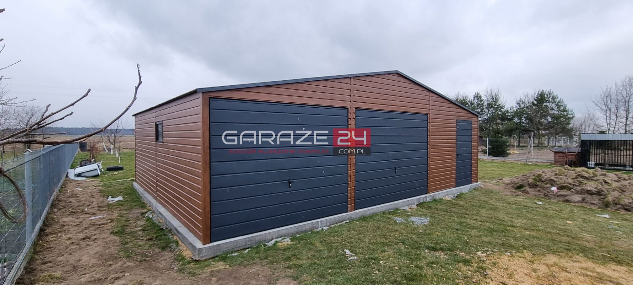 Garaż blaszany Premium 9x7m, ciemny orzech + grafit mat, dwie bramy uchylne, dwa okna, drzwi, wzmocniony profilem ocynkowanym - obrazek 4