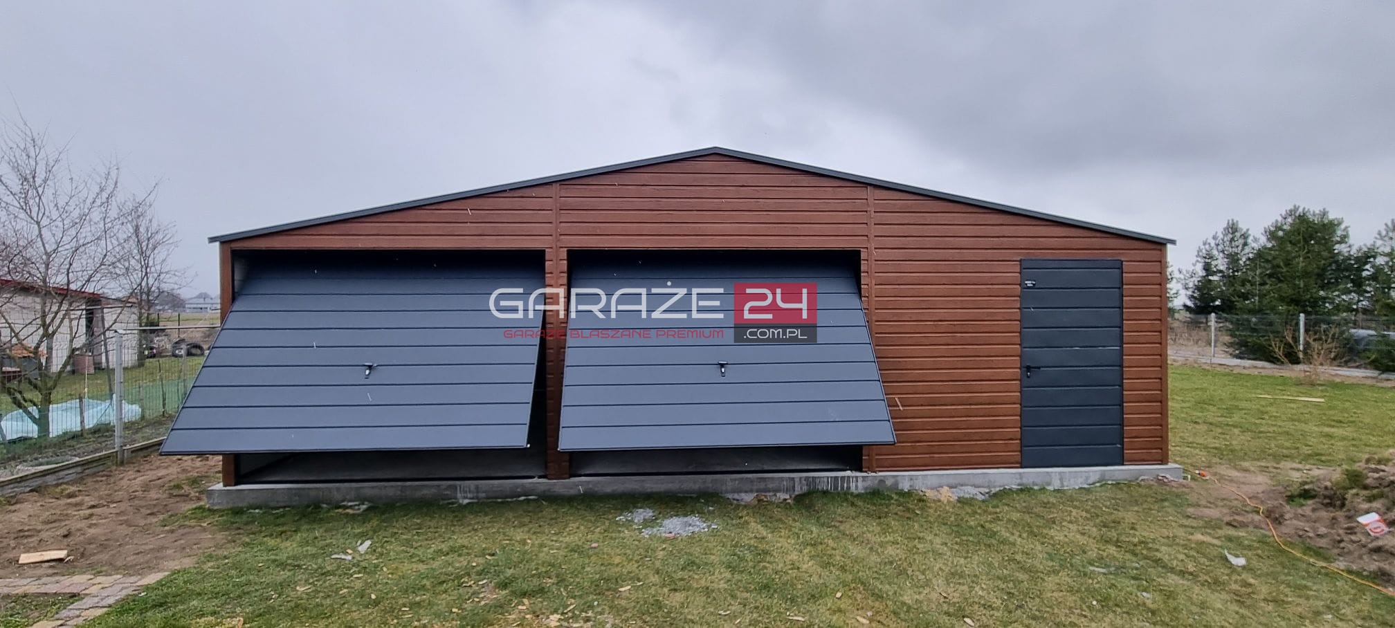 Garaż blaszany Premium 9x7m, ciemny orzech + grafit mat, dwie bramy uchylne, dwa okna, drzwi, wzmocniony profilem ocynkowanym - obrazek 5
