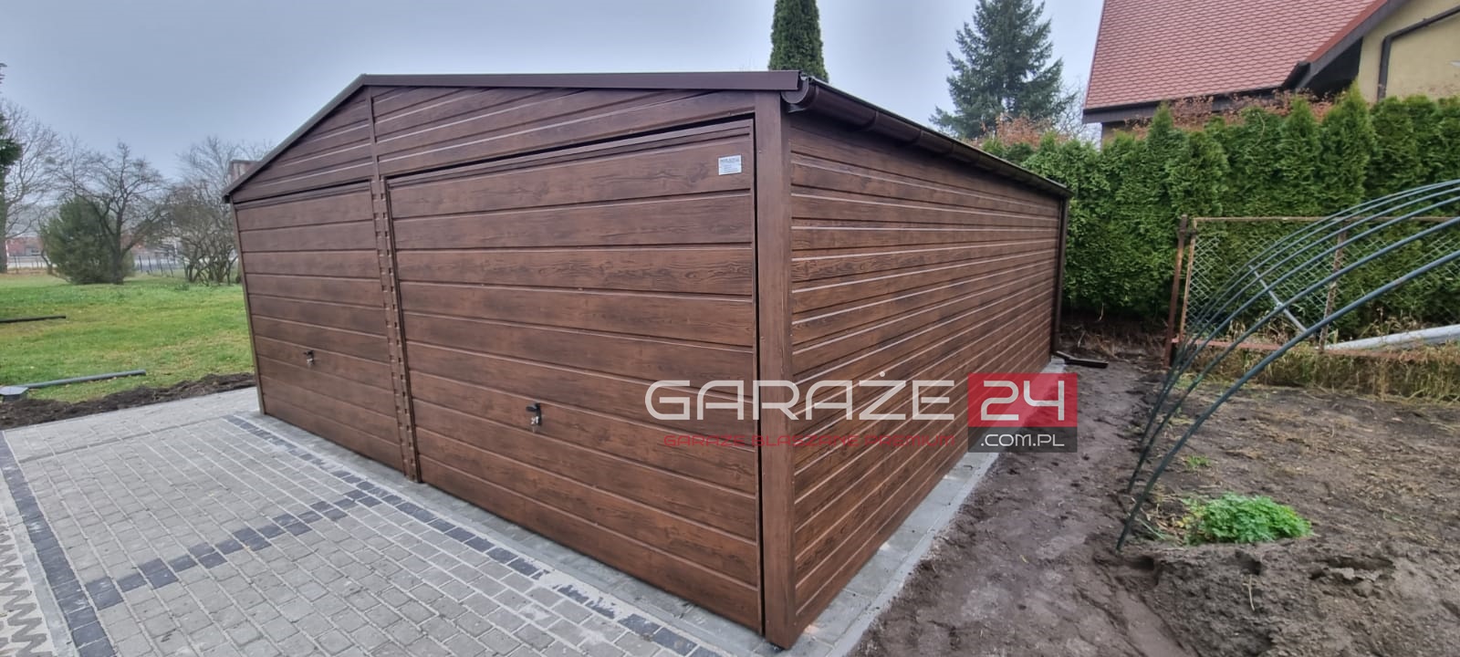 Garaż blaszany na zgłoszenie, 6x5,80m ,do 35m2, ciemny orzech, dwie bramy uchylne , wzmocniony profilem zamkniętym ocynkowanym - obrazek 3
