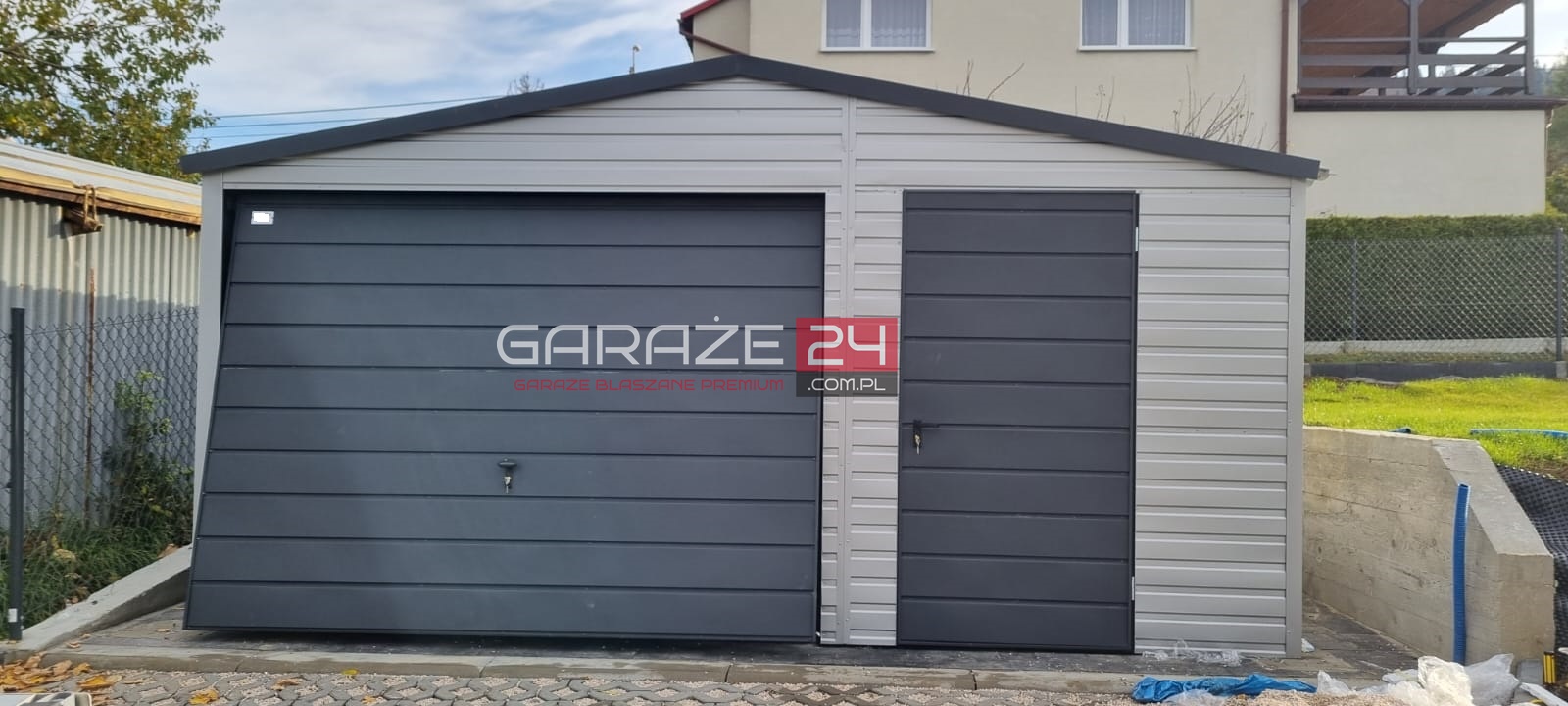 Garaż blaszany na zgłoszenie, 5x6m srebrny + grafit, brama uchylna, drzwi, wzmocniony profilem zamkniętym ocynkowanym - obrazek 3