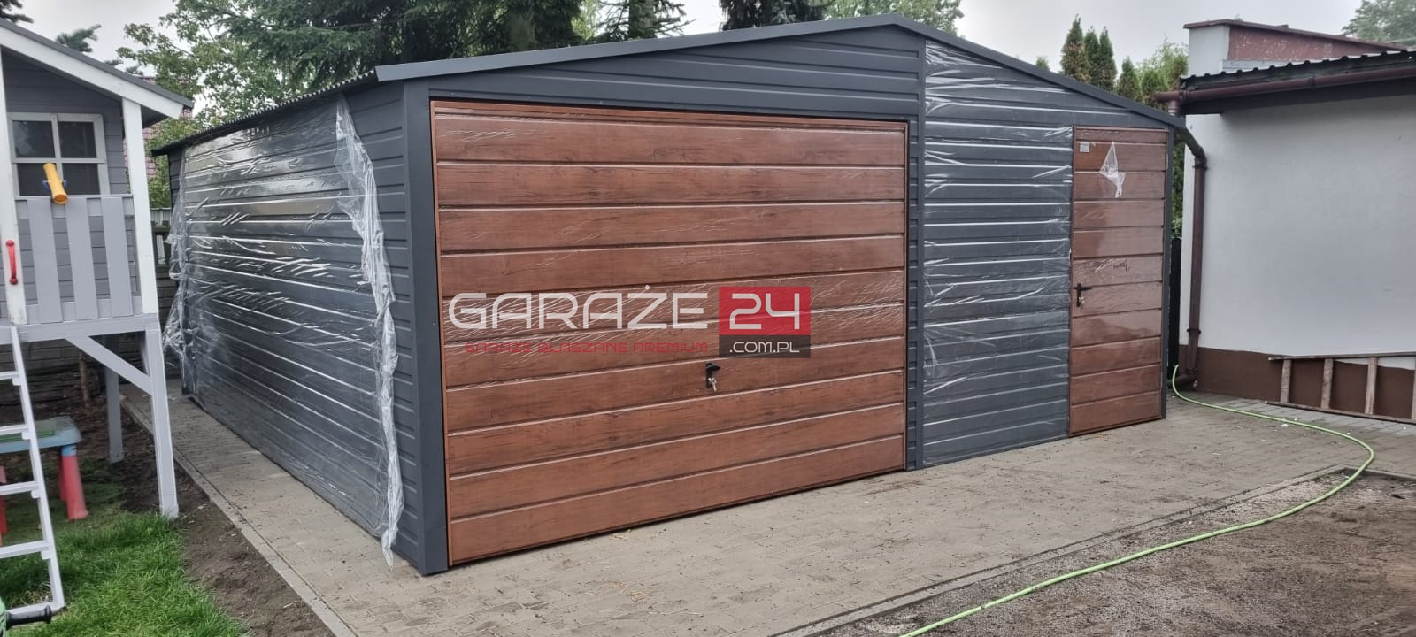 Garaż blaszany na zgłoszenie, 6×5,80m do 35m2, ciemny orzech + grafit mat, brama uchylna + drzwi , wzmocniony profilem zamkniętym ocynkowanym