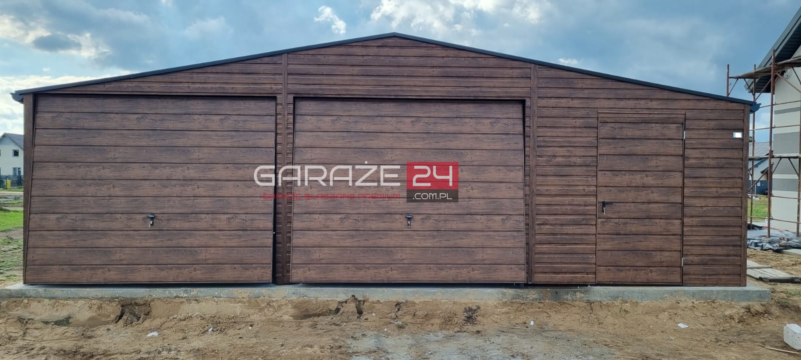 Garaż blaszany PREMIUM, 9x6m , ciemny orzech, dwie bramy uchylne + drzwi ,wzmocniony profilem zamkniętym ocynkowanym