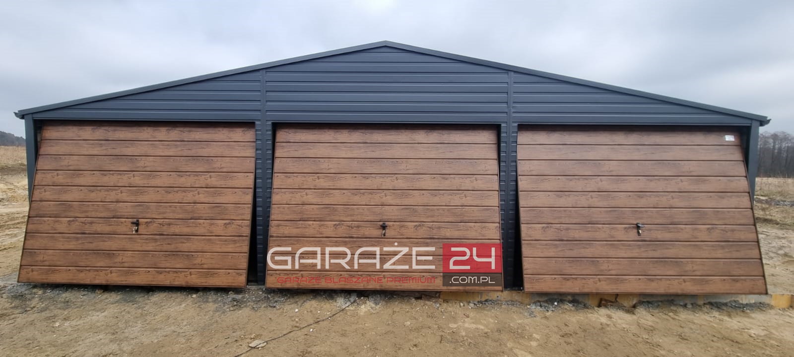 Garaż blaszany PREMIUM 9x5m ,grafit mat + ciemny orzech, trzy bramy uchylne, wzmocniony profilem zamkniętym ocynkowanym - obrazek 3