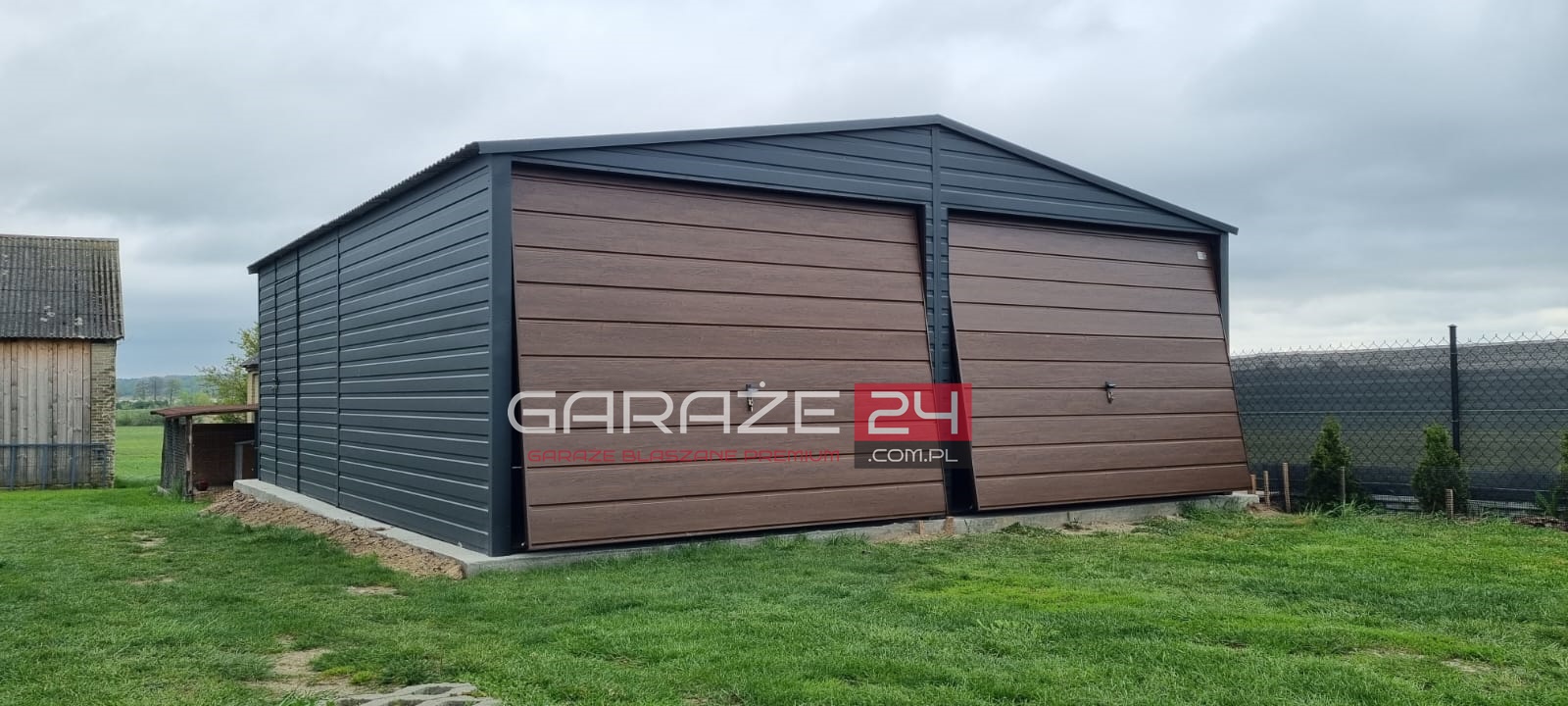 Garaż blaszany na zgłoszenie 6x5,80m do 35m2 , grafit mat + ciemny orzech, dwie bramy uchylne ,wzmocniony profilem zamkniętym ocynkowanym - obrazek 3