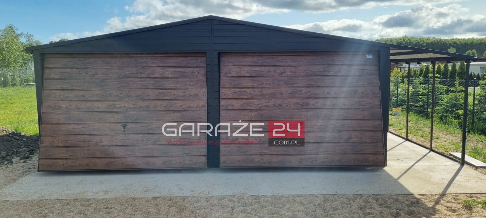 Garaż blaszany PREMIUM 7m szeroki ( 6m garaż + 1m wiata ) 6m długi , czarny mat + ciemny orzech , wzmocniony profilem zamkniętym ocynkowanym