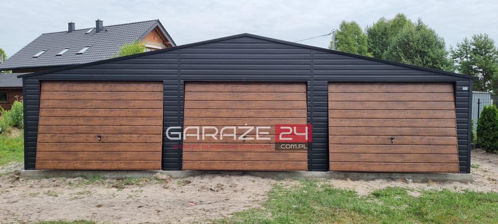 Garaż blaszany PREMIUM 9x6m czarny mat + ciemny orzech , trzy bramy uchylne , wzmocniony profilem zamkniętym ocynkowanym - obrazek 3