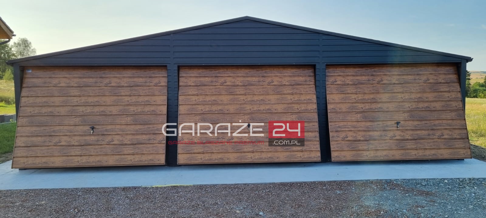 Garaż blaszany PREMIUM 9x6m  czarny mat + ciemny orzech , trzy bramy uchylne , wzmocniony profilem zamkniętym ocynkowanym