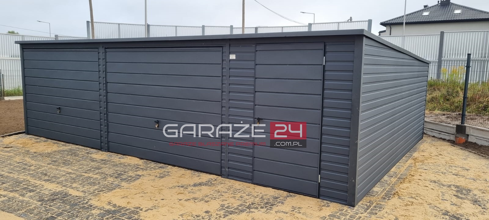 Garaż blaszany PREMIUM 8x5m grafit mat , dwie bramy uchylne + drzwi 100cm, wzmocniony profilem zamkniętym ocynkowanym