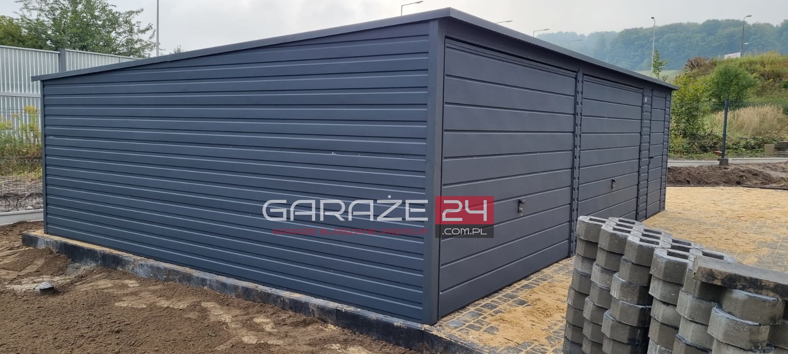 Garaż blaszany PREMIUM 8x6m, grafit mat, dwie bramy uchylne + drzwi, wzmocniony profilem zamkniętym ocynkowanym - obrazek 4