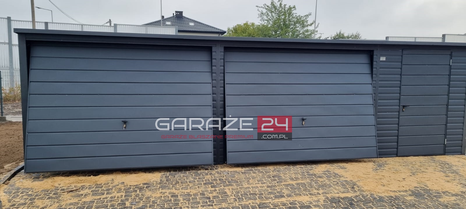 Garaż blaszany PREMIUM 8x6m, grafit mat, dwie bramy uchylne + drzwi, wzmocniony profilem zamkniętym ocynkowanym