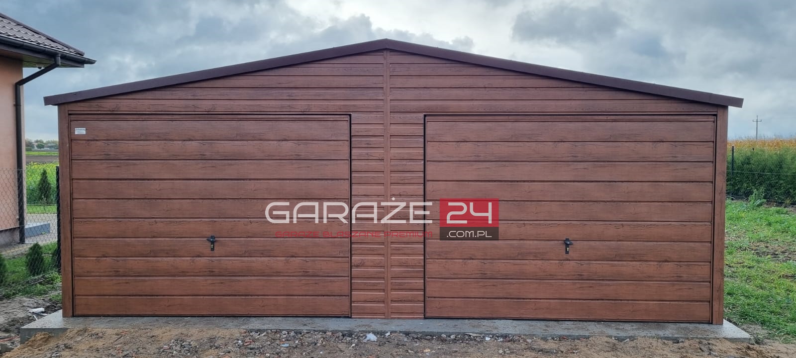 Garaż blaszany na dwa samochody PREMIUM 6,5x6m ciemny orzech ,dwie bramy uchylne,  okno , wzmocniony profilem zamkniętym ocynkowanym