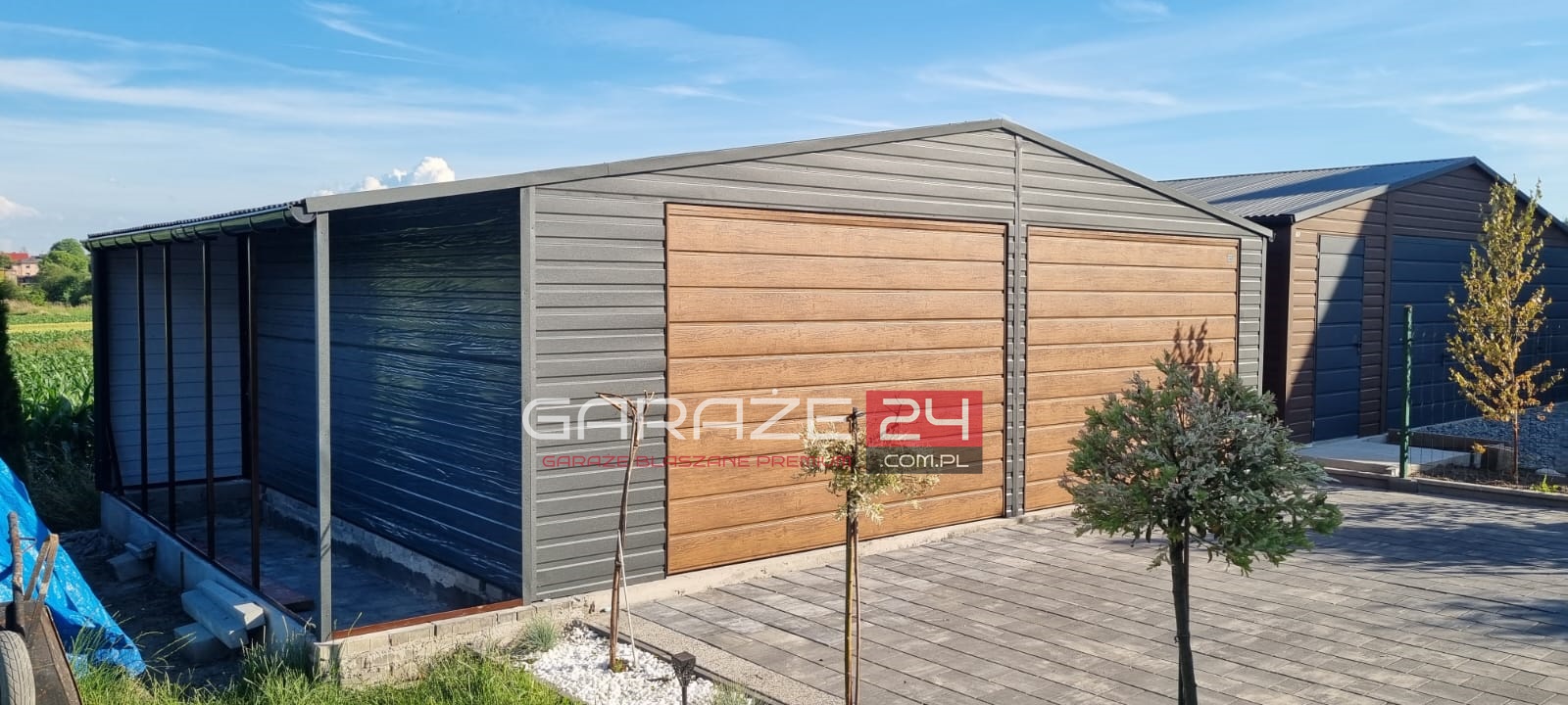 Garaż blaszany PREMIUM 8m szeroki ( 7m garaż + 1m wiata ) 6m długi , grafit mat + ciemny orzech, wzmocniony profilem zamkniętym ocynkowanym