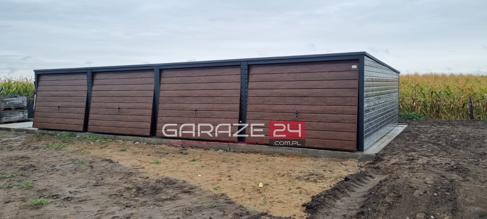 Garaż blaszany wielostanowiskowy, 12x6m grafit mat + ciemny orzech, cztery bramy uchylne , wzmocniony profilem zamkniętym ocynkowanym