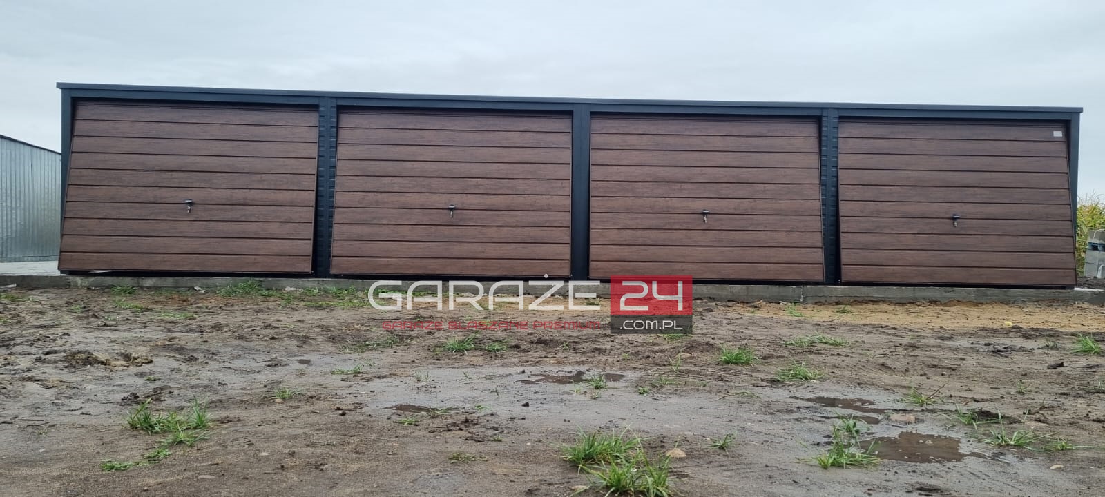 Garaż blaszany wielostanowiskowy, 12x6m grafit mat + ciemny orzech, cztery bramy uchylne , wzmocniony profilem zamkniętym ocynkowanym - obrazek 4