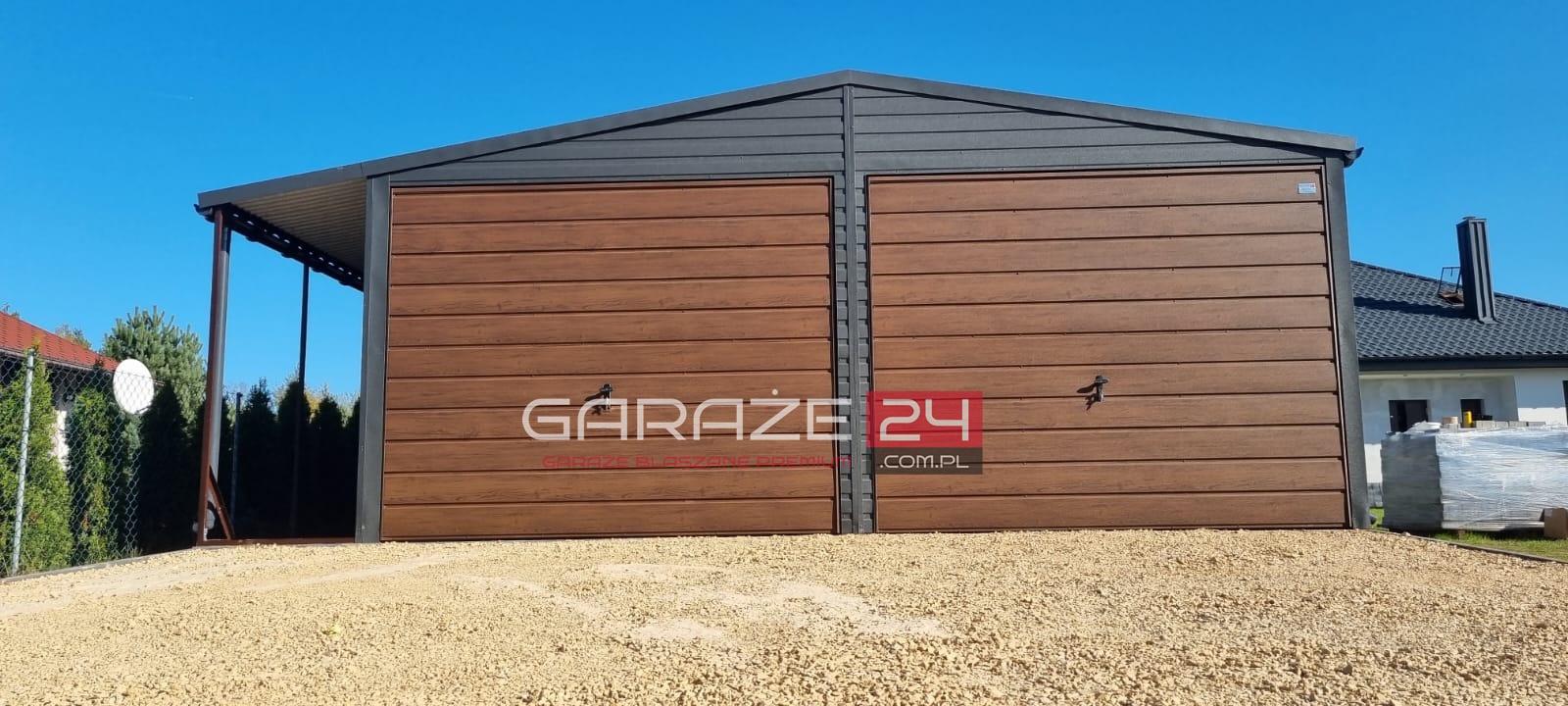 Garaż blaszany Premium 7x10m grafit mat + ciemny orzech, dwie bramy uchylne , rynny PCV , trzy okna , wzmocniony profilem zamkniętym ocynkowanym - obrazek 3