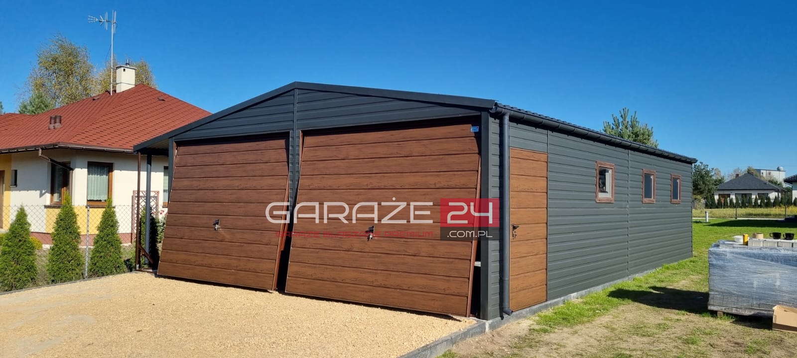 Garaż blaszany Premium  7x10m  grafit mat + ciemny orzech, dwie bramy uchylne , rynny PCV , trzy okna , wzmocniony profilem zamkniętym ocynkowanym