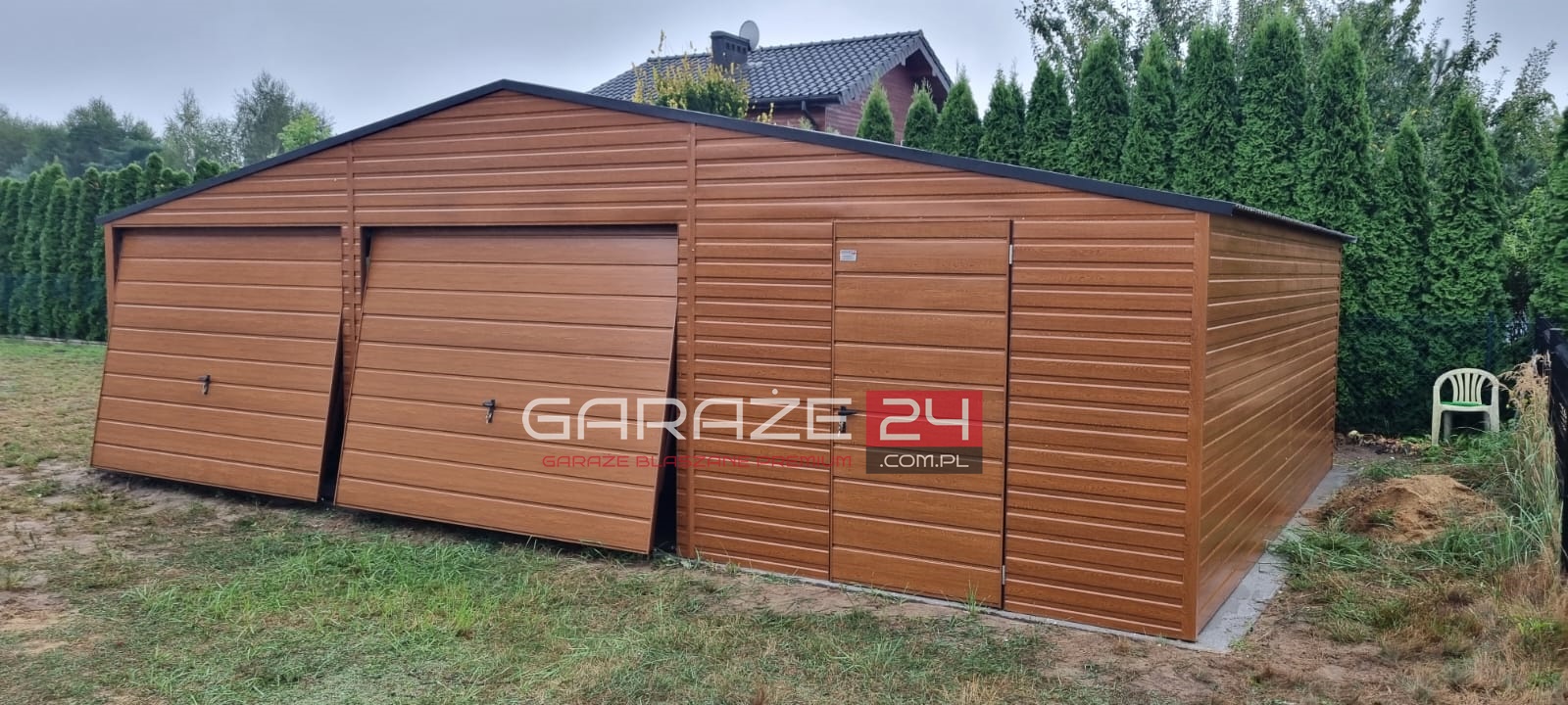 Garaż blaszany PREMIUM 9x6m złoty dąb , dwie bramy uchylne , drzwi , okno , wzmocniony profilem zamkniętym ocynkowanym - obrazek 2