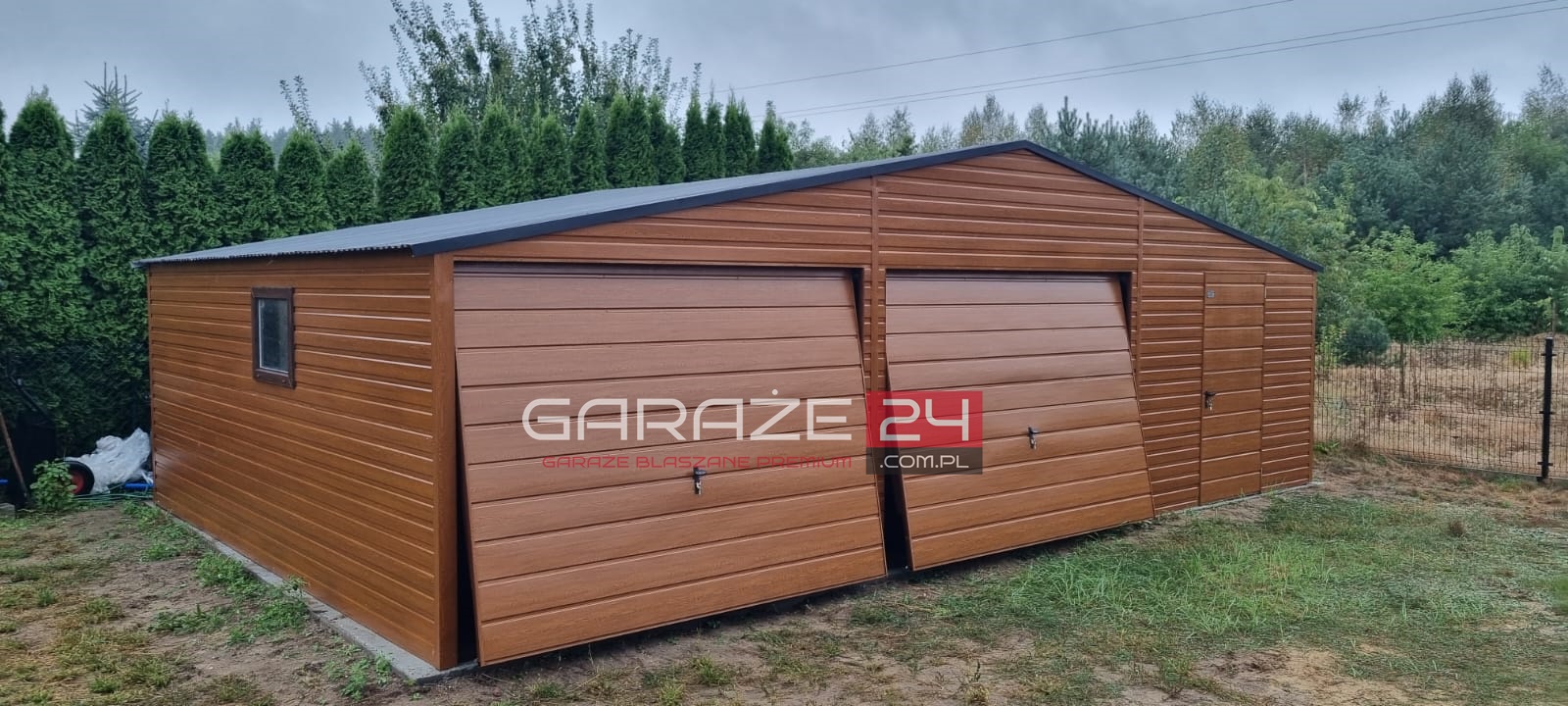 Garaż blaszany PREMIUM 9x6m złoty dąb , dwie bramy uchylne , drzwi , okno , wzmocniony profilem zamkniętym ocynkowanym - obrazek 4