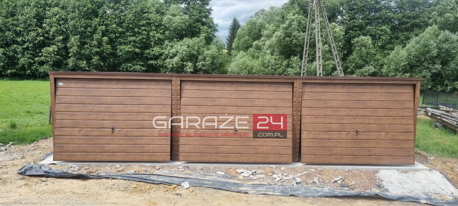 Garaż blaszany PREMIUM 9x6m ciemny orzech , trzy bramy uchylne , wzmocniony profilem zamkniętym ocynkowanym
