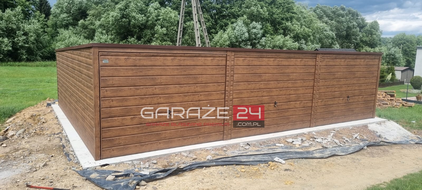 Garaż blaszany PREMIUM 9x5m ciemny orzech , trzy bramy uchylne , wzmocniony profilem zamkniętym ocynkowanym