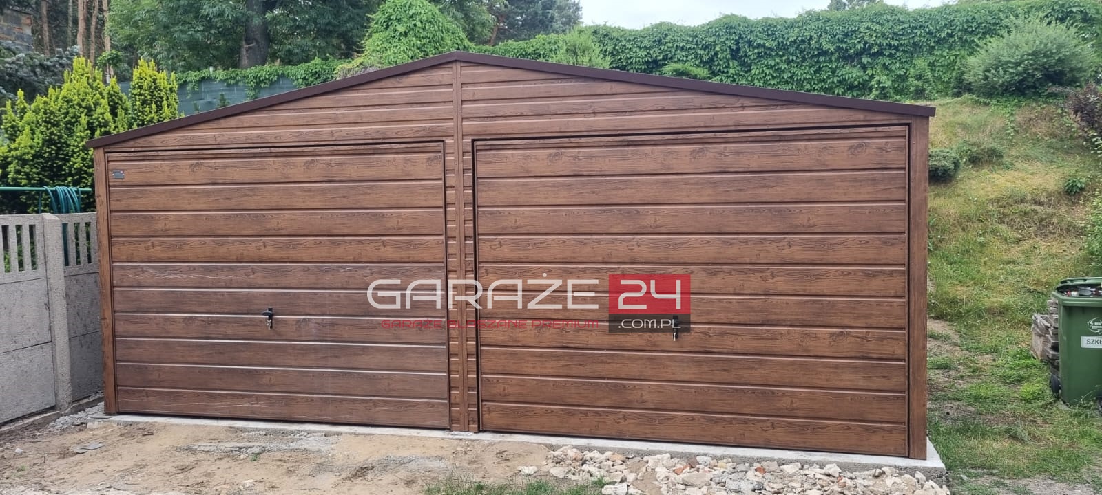 Garaż blaszany 6x5,80m, do 35m2 na zgłoszenie, ciemny orzech , dwie bramy uchylne, rynny PCV , dwa okna , wzmocniony profilem zamkniętym ocynkowanym - obrazek 2